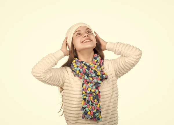 Ευτυχισμένη έφηβος κορίτσι σε πλεκτό καπέλο και κασκόλ ζεστά ρούχα απομονωμένα σε λευκό, απλό πλεκτό — Φωτογραφία Αρχείου