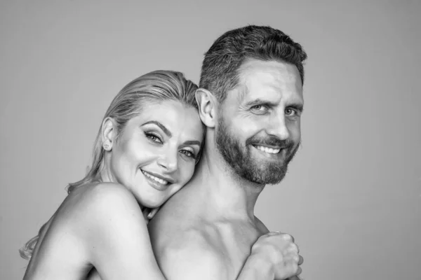 Glada sensuella avklädda par. naken kvinna omfamna naken man. romantiskt förhållande — Stockfoto