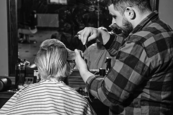 Uppfriskande effekt. master frisör gör frisyr och styling med torktumlare. Begreppet frisörsalong. Hipster man med skägg klipper håret i en frisörsalong. Professionellt frisörarbete. Livsstil — Stockfoto