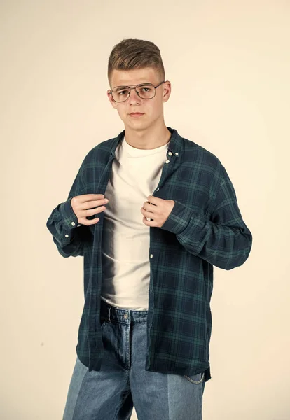 Tini fiú visel kockás alkalmi ing és szemüveg elszigetelt fehér, divat — Stock Fotó