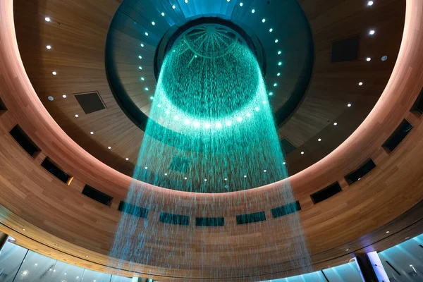 Illuminated fountain falling water decoration with nobody — Φωτογραφία Αρχείου
