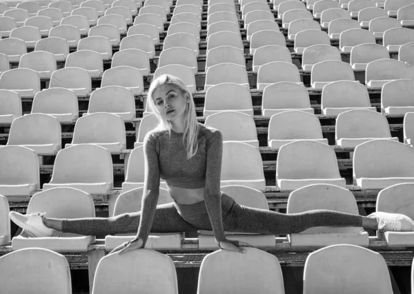 Ohebné žena strečink na stadionu venku v split, sport — Stock fotografie