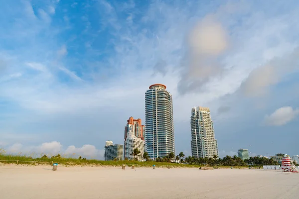 Grattacieli South Pointe edificio con paesaggio urbano a sud della spiaggia — Foto Stock