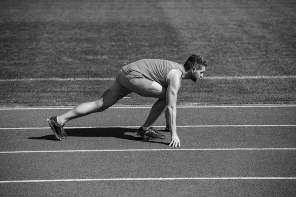 에너지. 근육질의 남자가 달리기 시작 합니다. 경기장에서 뛰고 있는 남자. 스포츠와 건강 한 생활 습관. 운동은 성 공적이다. 남자 운동 선수는 아침에 운동을 한다. 옥외 운동 선수. 건강 관리 — 스톡 사진