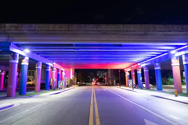 Miami, USA - 20. března 2021: Design District Road osvětlená v noci na Floridě — Stock fotografie