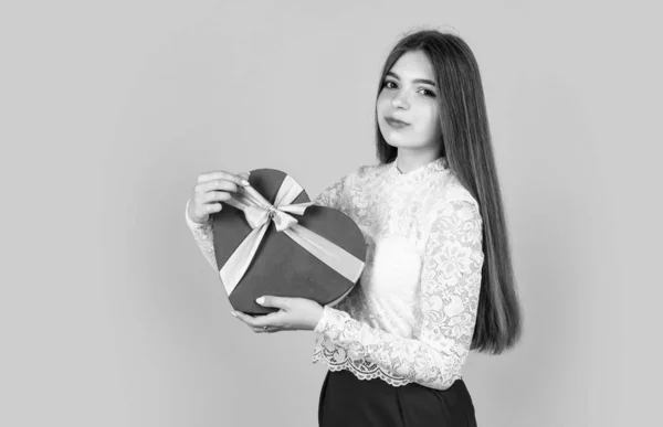 Стильная девочка, выглядящая trendy с валентинками день подарок коробка сердца, любовь — стоковое фото