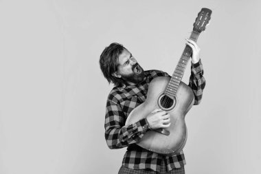 Yakışıklı olgun müzisyen gitar tutuyor ve çalıyor, müzik.