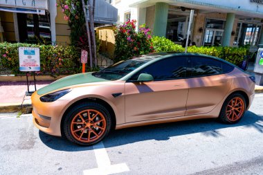 Miami Beach, Florida USA - 14 Nisan 2021: Tesla model turuncu mat 2019, yan görünüm.