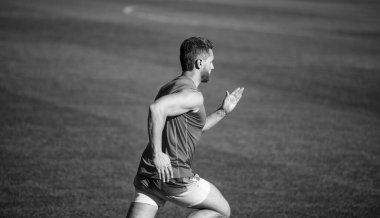 Daha sağlıklı bir yaşam tarzına doğru. Koşu parkurunda koşan biri. Enerjik ve sportif. Maraton hız enerjisi. Kaslı adam. Atletik adam sprint 'te yarışıyor. Spor, sağlıklı yaşam tarzı. fitness eğitimi