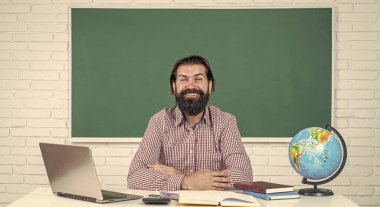 Neşeli adam uzaklığı video konferans görüşmesinde evden öğreniyor, internet kamerası çevrimiçi öğretmenle sohbet ediyor.