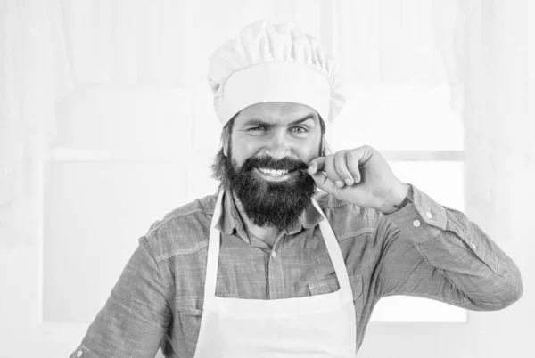 Brutale hipster met snor en baard in schort koken maaltijd, koken — Stockfoto