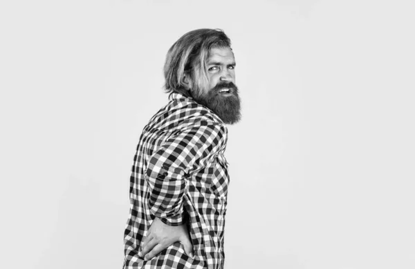 C'est une terrible douleur. brutal hipster barbu a rein malsain. un homme ressent une douleur dans le dos. hommes occasionnels ont besoin de soins médicaux. Un bel homme barbu en tenue décontractée. Souffrant homme caucasien — Photo