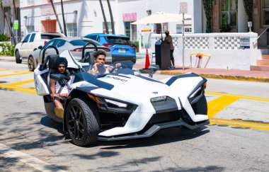Miami Beach, Florida ABD - 14 Nisan 2021: beyaz polaris sapanı, ön köşe manzaralı.