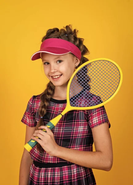 Bel sorriso. Giocatore di tennis per bambini. Torniamo a scuola. infanzia felice e sana. stile di vita attivo. — Foto Stock