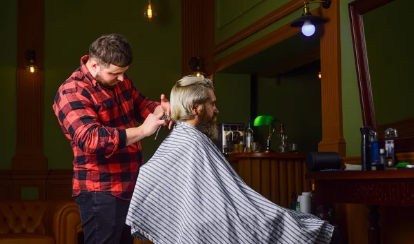 Homem maduro na barbearia. Homem barbudo brutal no cabeleireiro. barbeiro profissional com cliente masculino. hipster com barba tingida. homem quer penteado novo. beleza masculina e moda. Shampoo eficaz — Fotografia de Stock