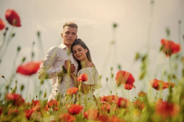 Пара закохана в чоловіка і жінку в літньому маковому квітковому полі, романтика — стокове фото