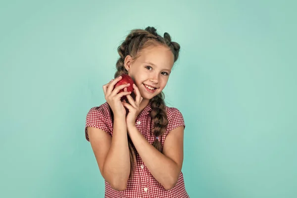 Gelukkig meisje met appels uit de tuin. Kind houdt vers fruit vast. Een kind dat rode appel eet. gezonde zomervoeding. vegetarisch dieet. vruchten bij de herfstoogst. Gezonde voeding in de herfst. Voorjaarsverzameling — Stockfoto