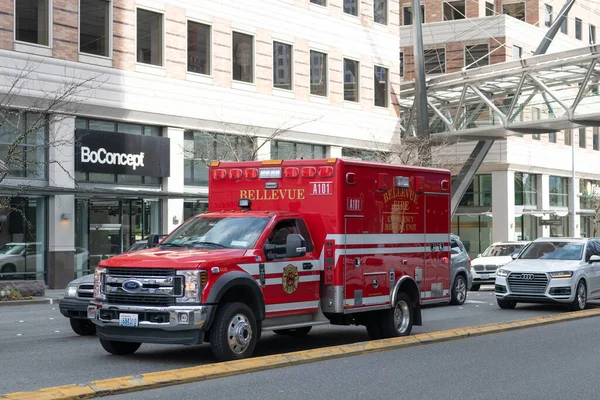 Seattle, Washington, ABD - 2 Nisan 2021: Bellevue İtfaiye araçları kırmızı Ford