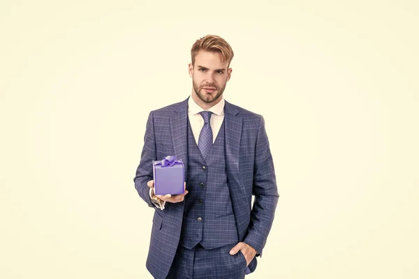 Hombre de negocios en traje de negocios mantenga la caja presente como recompensa de negocios, presente corporativo. — Foto de Stock