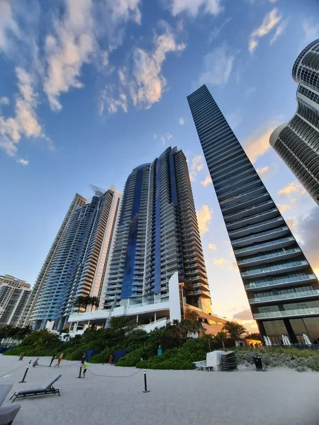 Sunny Isles, USA - March 22, 2021: high-rise hotel buildings and condominiums on beach — Stockfoto