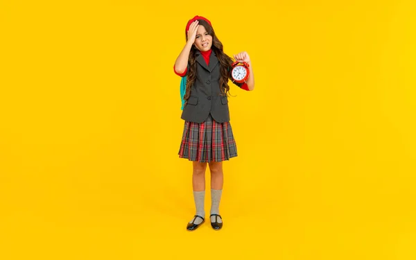 Ongelukkig tienermeisje draagt rugzak. terug naar school. kennisdag. onderwijstijd. — Stockfoto
