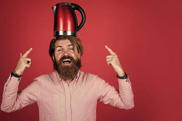 Brutal caucasien hipster avec barbe en chemise tenir bouilloire électrique, vie odern — Photo