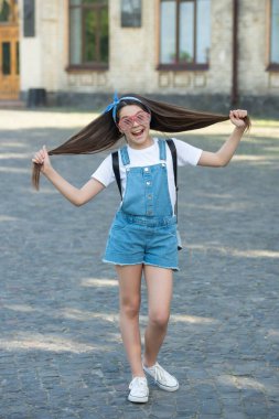 Parti gözlüklü komik kız saçlarıyla eğleniyor.