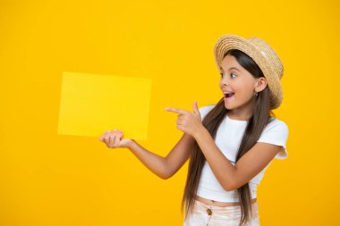 Şaşırmış genç kız boş reklam kağıdında fotokopi alanı ile işaret ediyor.