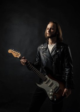 Güzel. Rock müziğini ustaca çalmak. Modaya uygun çılgın adam. string müzik enstrümanı.