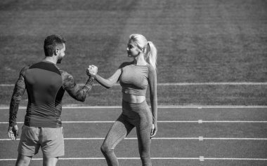 Kutlama takımı el sıkışma hareketiyle kazanır. Bilek güreşi yaptıktan ya da yarıştıktan sonra.