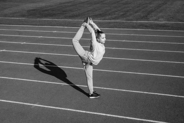 Gezond kind meisje training fitness op stadion running track, gymnast — Stockfoto