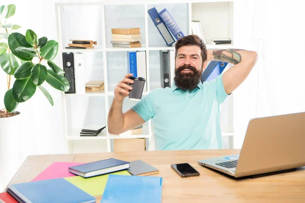 Onnellinen mies rentoutuu toimistossa kahvitauon aikana, rentoutuminen — kuvapankkivalokuva