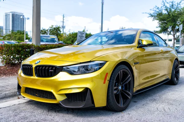 Miami Beach, Florida Verenigde Staten - 15 april 2021: gele bmw m4, hoek uitzicht lage hoek. luxe sportwagen — Stockfoto