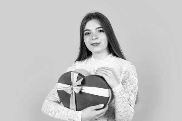 Módní dívčí dívka se srdcem dárek box, šťastný Valentýna — Stock fotografie