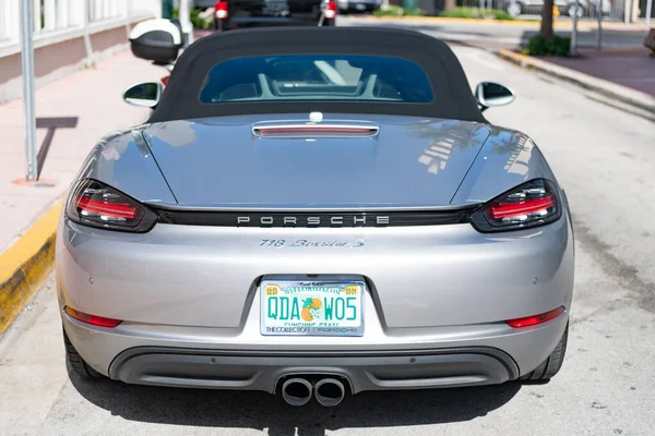 Miami Beach, Floryda USA - 14 kwietnia 2021: srebrne porsche 718 boxster s, widok z tyłu. kabriolet — Zdjęcie stockowe