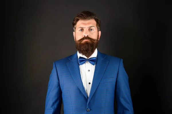 Homem sério de smoking azul gravata borboleta. homem em formalwear no fundo preto. moda formal masculina — Fotografia de Stock