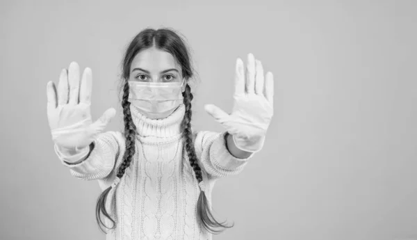 Teenager-Mädchen tragen Atemschutzmaske, während Coronavirus-Pandemie Quarantäne, stoppen Coronavirus. — Stockfoto