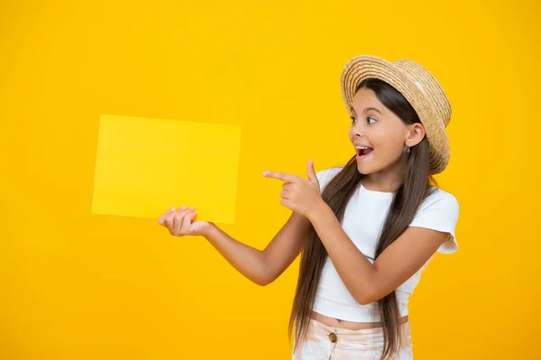 Étonné adolescent fille pointe doigt sur vide publicité papier avec copie espace — Photo