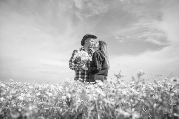 Sunshine portrait of happy couple outdoor in nature location at sunset, Warm summertime — Stock Photo, Image