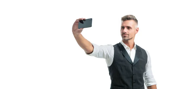 Seriöser Geschäftsmann in Anzug Weste macht Videoanruf vom Handy isoliert auf weiß — Stockfoto