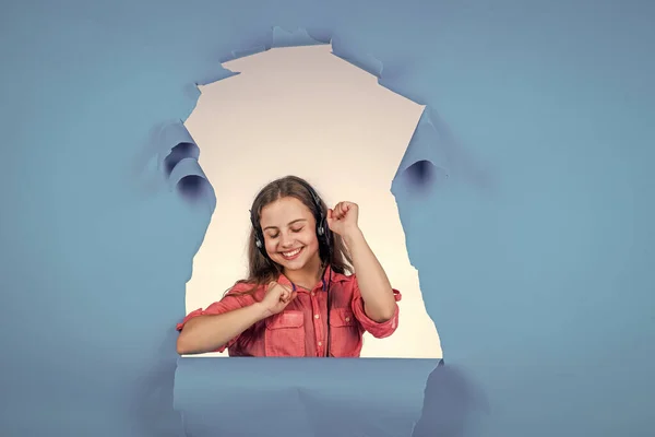 Menina adolescente feliz usar fones de ouvido e ouvir música, volume — Fotografia de Stock
