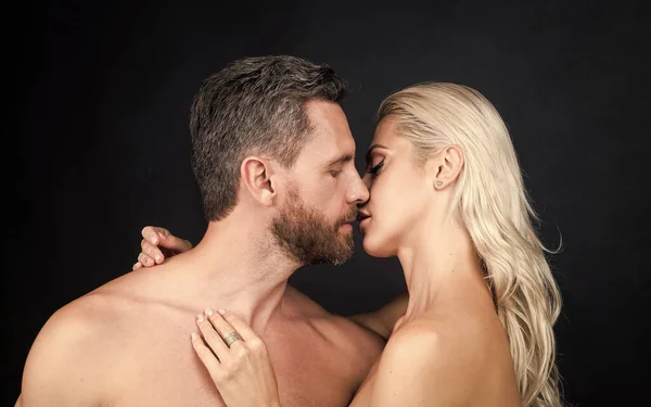 Sexy pár v lásce ženy a muže s nahým tělem polibek, erotika — Stock fotografie