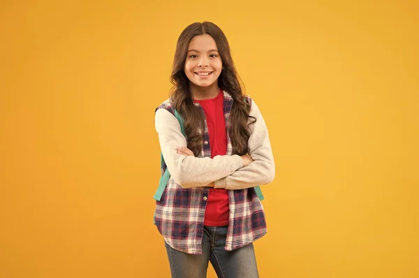 Magabiztos tinédzser lány gyermek boldog mosoly karját keresztbe sárga háttér, tizenéves — Stock Fotó