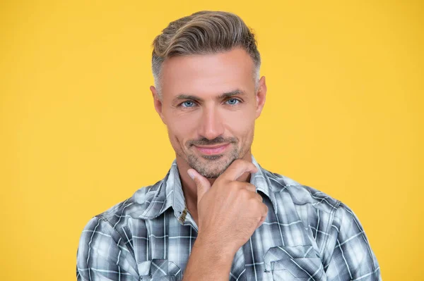 Cheerful mature man with grizzle hair and smooth skin on yellow background — Fotografia de Stock