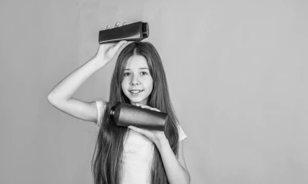 Conditioner voor haar. schoonheid. wassen en spoelen. gelukkig tiener meisje presenteren cosmetische product. Shampooing haar in de salon. dagelijkse gewoonten en persoonlijke verzorging. kind gebruik shampoo in fles. kopieerruimte — Stockfoto