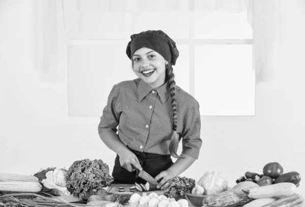 Счастливый ребенок с красочными овощами на кухне, здоровое питание — стоковое фото