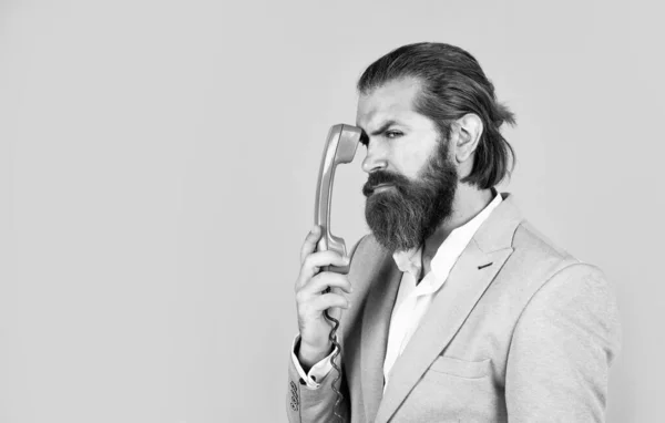 Hombre barbudo maduro buscando elegante celebrar teléfono retro, conexión — Foto de Stock