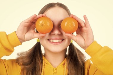 Mutlu çocuk limonlu limon meyvesi beyaz vitaminlerle izole edilmiş, bağışıklık