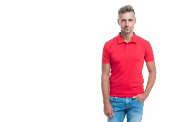 Tıraşsız, kır saçlı, kırmızı gömlekli adam beyaz arka planda izole edilmiş.