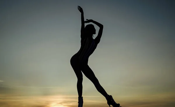 Baile libre de mujer bailarina de ballet silueta en el atardecer en el cielo de la noche, libertad — Foto de Stock